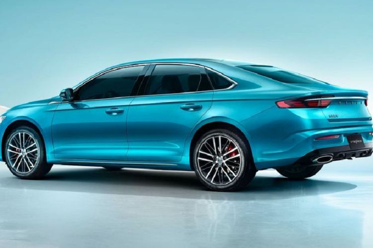 So với mẫu xe concept, Geely Preface bản sản xuất rõ ràng đã được tiết chế đáng kể, chiếc sedan không còn các cánh cửa tự sát và camera chiếu hậu, hệ thống đèn chiếu sáng và các thanh cản va cũng đã được sửa đổi một chút.