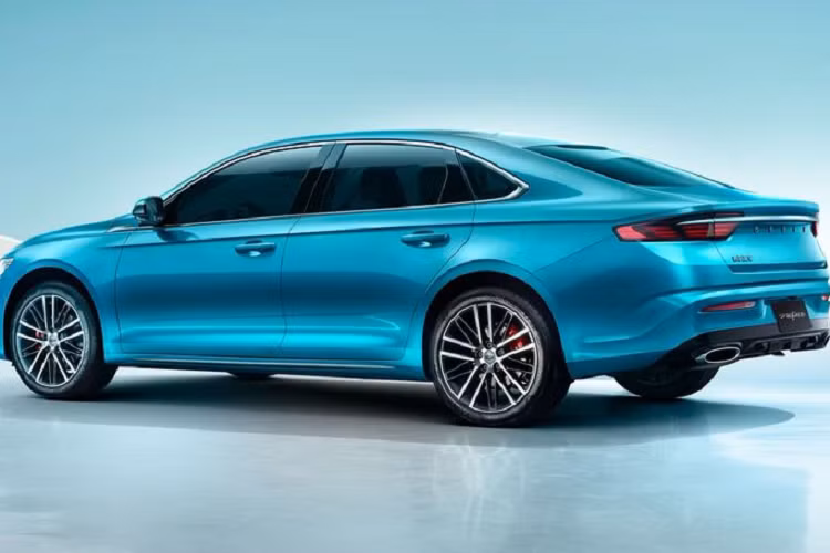 So với mẫu xe concept, Geely Preface bản sản xuất rõ ràng đã được tiết chế đáng kể, chiếc sedan không còn các cánh cửa tự sát và camera chiếu hậu, hệ thống đèn chiếu sáng và các thanh cản va cũng đã được sửa đổi một chút.