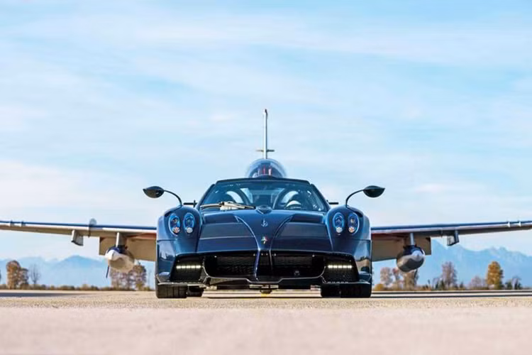 Cũng giống với Zonda Tricolore, sẽ chỉ có 3 chiếc Pagani Huayra Tricolore trên toàn thế giới. Giá xe Pagani Huayra Tricolore xuất xưởng 5,5 triệu Euro (khoảng 154,7 tỷ đồng) chưa gồm thuế phí và các tùy chọn.
