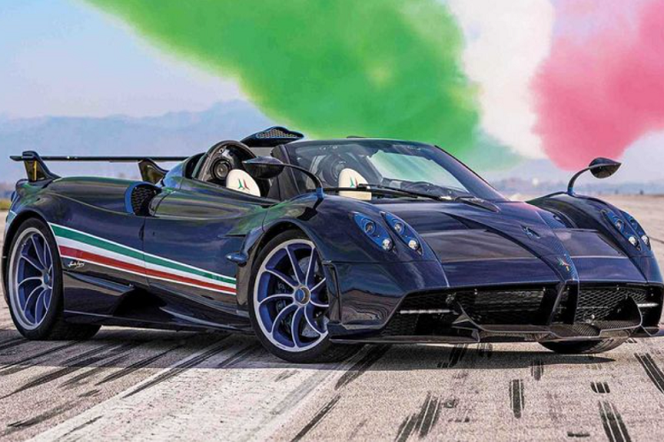 Là chiếc Pagani Huayra mạnh nhất từ trước tới nay, Huayra Tricolore có dáng dấp gợi nhớ đến Zonda Tricolore vì cả hai đều được ra đời với mục đích tôn vinh chiếc máy bay huấn luyện phản lực quân sự Aermacchi MB-339 và máy bay tấn công hạng nhẹ được sử dụng bởi Frecce Tricolori (Tricolor Arrows).