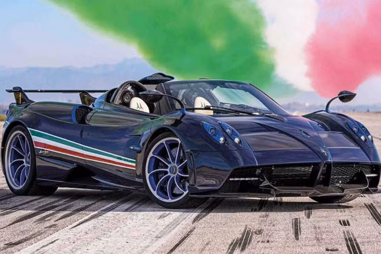Là chiếc Pagani Huayra mạnh nhất từ trước tới nay, Huayra Tricolore có dáng dấp gợi nhớ đến Zonda Tricolore vì cả hai đều được ra đời với mục đích tôn vinh chiếc máy bay huấn luyện phản lực quân sự Aermacchi MB-339 và máy bay tấn công hạng nhẹ được sử dụng bởi Frecce Tricolori (Tricolor Arrows).