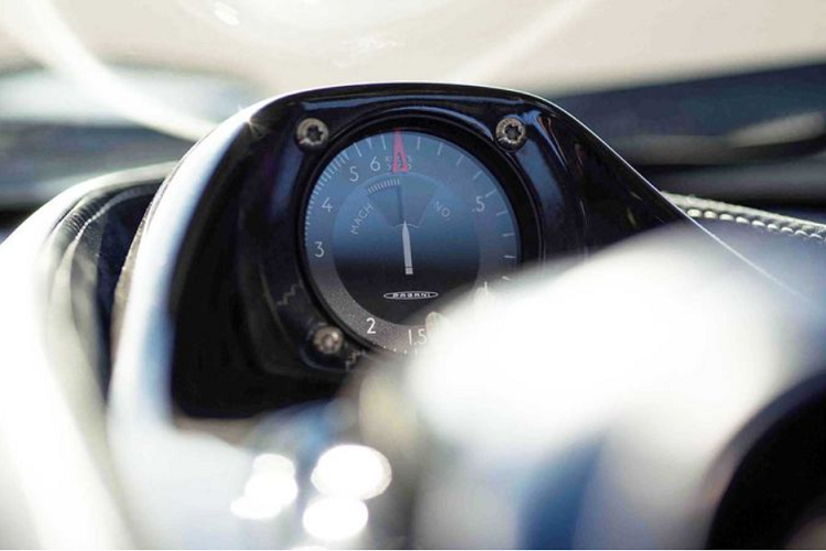 Những thay đổi ở thân xe tiếp tục với bộ khuếch tán hầm hố mới, có thể tận dụng tối đa luồng không khí từ bên dưới gầm xe. Ngoài ra, siêu xe còn có cánh gió "thửa riêng" làm từ sợi carbon.