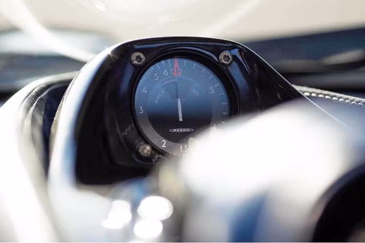 Những thay đổi ở thân xe tiếp tục với bộ khuếch tán hầm hố mới, có thể tận dụng tối đa luồng không khí từ bên dưới gầm xe. Ngoài ra, siêu xe còn có cánh gió "thửa riêng" làm từ sợi carbon.