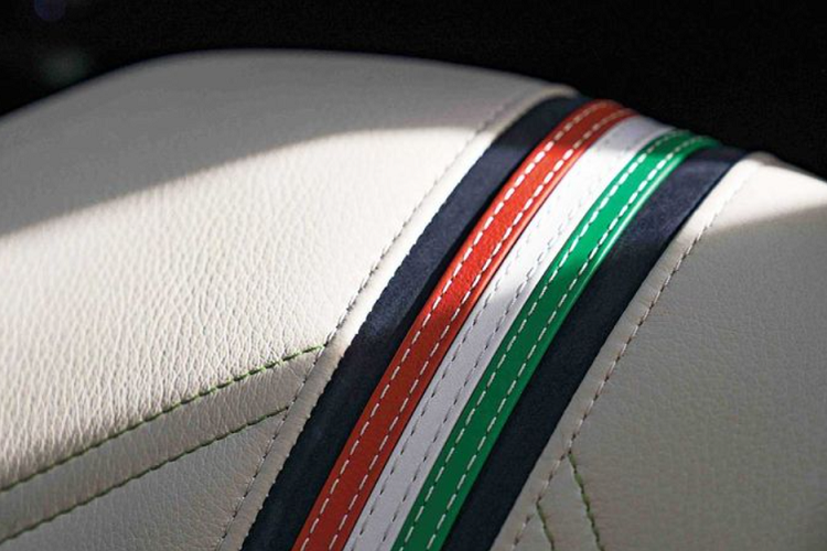 Nội thất của Huayra Tricolore cũng được sửa đổi đáng kể, bao gồm núm sang số bằng nhôm và carbon sau đó được đánh bóng thủ công theo phương pháp đặc biệt.