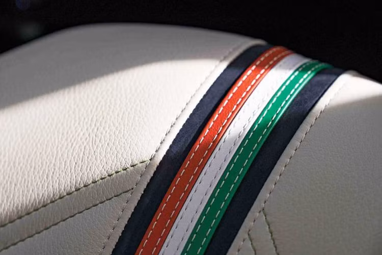 Nội thất của Huayra Tricolore cũng được sửa đổi đáng kể, bao gồm núm sang số bằng nhôm và carbon sau đó được đánh bóng thủ công theo phương pháp đặc biệt.