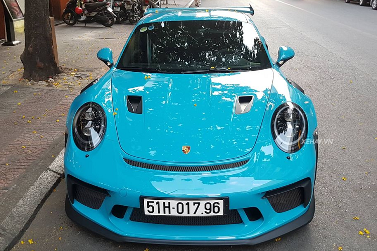 Theo biểu giá niêm yết của Porsche Việt Nam, mẫu 911 GT3 RS được niêm yết ở mức hơn 17 tỷ đồng, một con số không hề nhỏ nhưng lại chứng minh được đẳng cấp thương hiệu mà chiếc xe sở hữu.