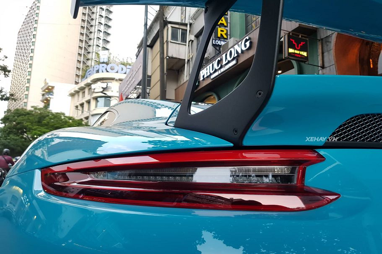 Phần thân xe nổi bật với thiết kế mang nét truyền thống cổ điển vốn có của dòng 911 kết hợp với cặp mâm kích thước tới 20 inch 5 chấu kép sơn đen cực ngầu, bộ lốp mỏng cùng má phanh màu đỏ tương phản gia tăng thêm sự nổi bật của thân xe. Ngoài ra, siêu phẩm Porsche 911 GT3 RS 2019 còn được trang bị bộ khoá lốp 1 trục kiểu xe đua.