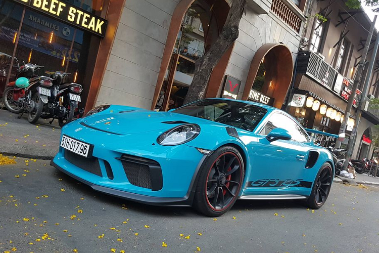 Kết hợp cùng hộp số PDK 7 cấp, nhờ đó, siêu xe Porsche 911 GT3 RS đời 2019 đầu tiên cập bến Việt Nam có thể tăng tốc từ vị trí xuất phát lên 100 km/h chỉ trong thời gian 3,2 giây, nhanh hơn 0,1 giây so với đời trước và vận tốc tối đa của siêu xe này tăng thêm 2 km/h lên mức 312 km/h.