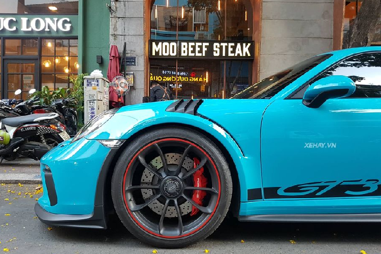 Về thiết kế ngoại thất, Porsche 911 GT3 RS 2019 trong bài viết sở hữu màu sơn ngoại thất xanh dương độc đáo và lạ mắt. Màu sơn này kết hợp với thiết kế tuyệt đẹp đã khiến 911 GT3 RS 2019 ngay lập tức trở thành "thỏi nam châm" thu hút sự chú ý của người đi đường.