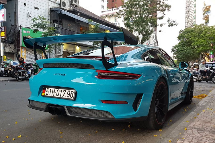 Nổi bật hơn cả trên siêu phẩm Porsche 911 GT3 RS 2019 không chỉ là phần thiết kế bên ngoài mà chính đến từ “trái tim” của xe. Cụ thể, siêu phẩm sử dụng khối động cơ xăng 6 xi-lanh thẳng hàng, hút khí tự nhiên, dung tích 4.0 lít, tạo ra công suất tối đa 520 mã lực.