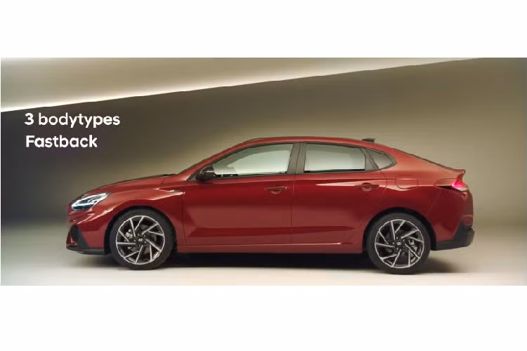 Mẫu xe hơi mới Hyundai i30 facelift đi kèm các tính năng kết nối được cập nhật để trở nên tiện nghi hơn. Xe trang bị cụm đồng hồ kỹ thuật số 7 inch mới và màn hình cảm ứng kỹ thuật số 10,25 inch. Kết nối điện thoại không dây và các tính năng Bluelink cũng có sẵn lần đầu tiên.