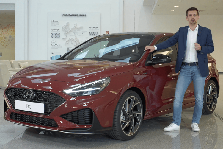 Theo tin tức ô tô, hãng xe Hàn Quốc vừa tiết lộ thêm chi tiết về Hyundai i30 facelift mới trong một video độc quyền. Cả 3 dáng xe hatchback, Fastback và Wagon của i30 đều đã trải qua một bản cập nhật sản phẩm toàn diện.