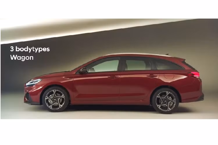 Hyundai i30 facelift sở hữu cản trước và sau mới, lưới tản nhiệt phía trước tái thiết kế và đèn pha LED mới với đèn ban ngày hình chữ V. Ngoài ra, xe có sẵn lazăng hợp kim 16 hoặc 17 inch. Phiên bản N Line lấy cảm hứng từ xe thể thao trước đây chỉ có trên các dáng xe hatchback và fastback nhưng giờ cũng có sẵn cho i30 Wagon.