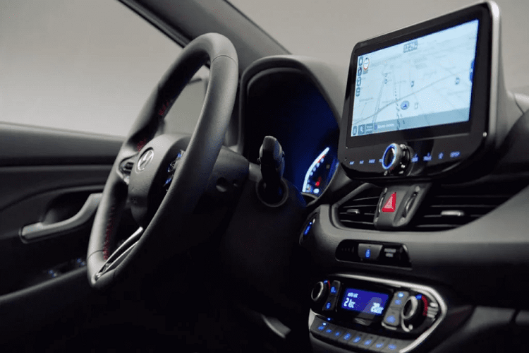 Ngoài ra, hỗ trợ tránh va chạm phía trước (FCA) đã được nâng cấp để bao gồm phát hiện cả người đi xe đạp lẫn người đi bộ. Tùy chọn hệ thống truyền động mới đã được cung cấp cho Hyundai i30 facelift để mang lại hiệu suất và mức tiết kiệm nhiên liệu tốt hơn. Cụ thể, động cơ 1.5 T-GDi mới sản sinh công suất 158 mã lực.