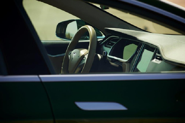 Ngoại thất sơn màu xanh cá nhân hóa. Khoang lái được tùy biến cho cảm giác lái cao cấp và đắt đỏ.