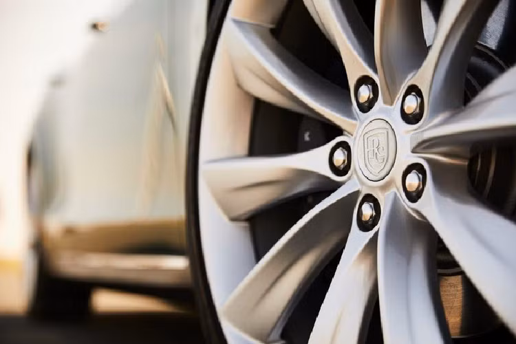 Chủ xe ban đầu là Floris de Raadt (Hà Lan) từng có ý tưởng lấy phần sau của chiếc Jaguar XF Sportbrake gắn vào Model S Shooting Brake.