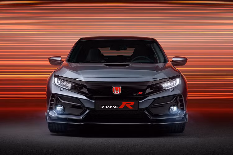 Khác với bản Civic Type R Limited Edition được bán rộng rãi ở cả châu Âu và Mỹ, phiên bản Civic Type R Sport Line này chỉ dành riêng cho thị trường Lục Địa Già. Xe có một màu sơn đặc trưng là Racing Blue. Giá xe Honda Civic Type R Sport Line chưa được tiết lộ.