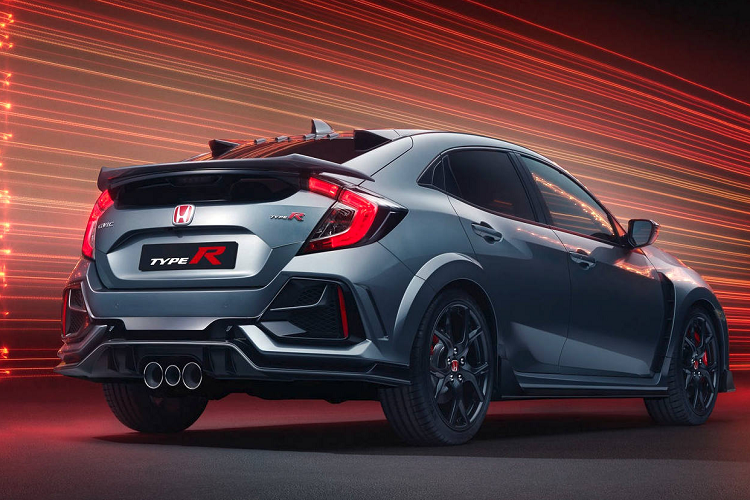 Nội thất Civic Type R Sport Line giữ lại đôi chút ánh đỏ qua chỉ khâu ghế thể thao. Vô lăng bọc Alcantara cùng cần gạt số mới là các thay đổi chính. Động cơ trên Sport Line giữ nguyên so với Civic Type R gốc.