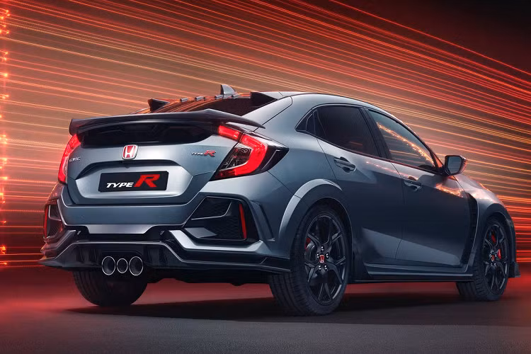 Nội thất Civic Type R Sport Line giữ lại đôi chút ánh đỏ qua chỉ khâu ghế thể thao. Vô lăng bọc Alcantara cùng cần gạt số mới là các thay đổi chính. Động cơ trên Sport Line giữ nguyên so với Civic Type R gốc.