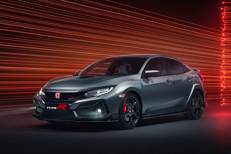  Honda Civic Type R Sport Line mới là một phiên bản “nhẹ nhàng” hơn của chiếc hot hatch khi không còn sử dụng cánh gió cỡ lớn phía sau, thay vào đó là đuôi gió tăng hiệu quả khí động học nhỏ nhắn gọn gàng.