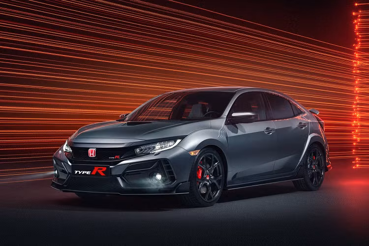  Honda Civic Type R Sport Line mới là một phiên bản “nhẹ nhàng” hơn của chiếc hot hatch khi không còn sử dụng cánh gió cỡ lớn phía sau, thay vào đó là đuôi gió tăng hiệu quả khí động học nhỏ nhắn gọn gàng.