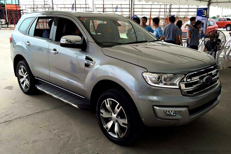 Phiên bản 3.2L của Ford Everest tại Việt Nam còn được trang bị các “đồ chơi” nổi trội trong phân khúc thời bấy giờ như: hệ thống hỗ trợ đỗ xe tự động, cảnh báo điểm mù với công nghệ cảnh báo phương tiện cắt ngang đầu xe, trang bị cửa sổ trời toàn cảnh, màn hình cảm ứng 8 inch, 10 loa tích hợp siêu trầm hay công nghệ chống ồn chủ động và hơn nữa.
