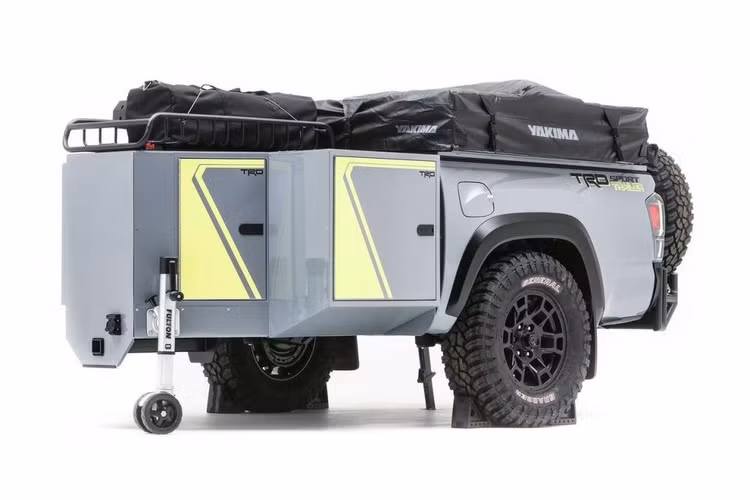 Được chế tạo bởi Marty Schwerter và đội ngũ tại Motorsports Garage, xe moóc dựa trên bán tải Tacoma (chính xác là phần thùng xe) này cung cấp một cơ sở cắm trại cho những ai tìm kiếm một mái nhà ngoài trời ở giữa nơi hoang dã, một mặt hàng ngày càng “hot” vì tình hình đại dịch.