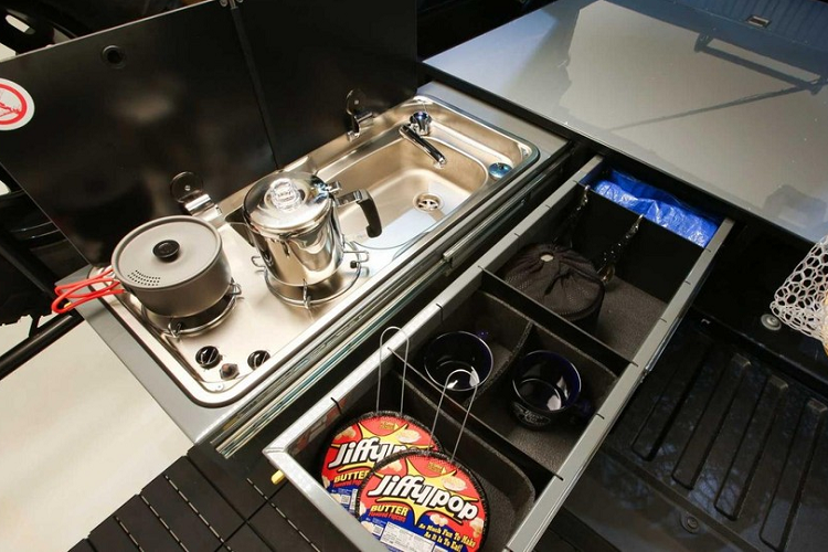 Ngoài ra, nó còn có máy phát điện, cục ắc quy Optima Yellow Top, nhiều đèn LED Rigid A-Series Accessory để thắp sáng xung quanh, bể chứa nước ngọt và bể chứa nước xám với dung tích lần lượt 60,5 lít và 56,8 lít, một bồn rửa và bếp nấu kiểu trượt ra ngoài, một thùng rác, và tất nhiên, một bệ xí được hoàn thiện trong màu vàng một cách tinh tế.