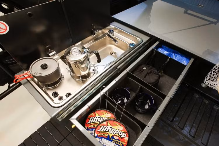 Ngoài ra, nó còn có máy phát điện, cục ắc quy Optima Yellow Top, nhiều đèn LED Rigid A-Series Accessory để thắp sáng xung quanh, bể chứa nước ngọt và bể chứa nước xám với dung tích lần lượt 60,5 lít và 56,8 lít, một bồn rửa và bếp nấu kiểu trượt ra ngoài, một thùng rác, và tất nhiên, một bệ xí được hoàn thiện trong màu vàng một cách tinh tế.