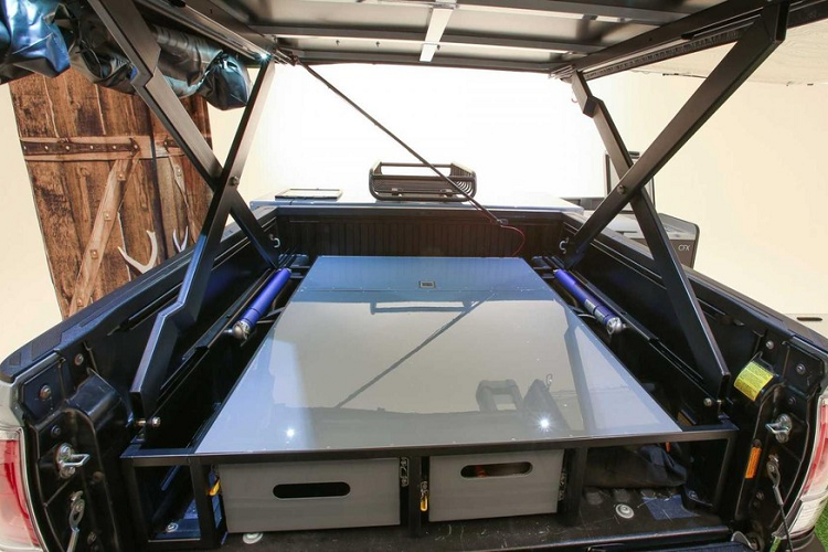 Hãng xe Toyota cũng hợp tác với Bass Pro Shops và Cabela's để trang bị cho chiếc xe moóc Taco với những đồ dùng ngoài trời như đồ câu cá, đánh cá, cốc cà phê và dụng cụ nấu ăn.