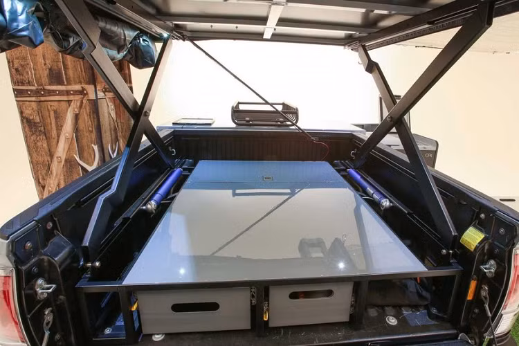 Hãng xe Toyota cũng hợp tác với Bass Pro Shops và Cabela's để trang bị cho chiếc xe moóc Taco với những đồ dùng ngoài trời như đồ câu cá, đánh cá, cốc cà phê và dụng cụ nấu ăn.