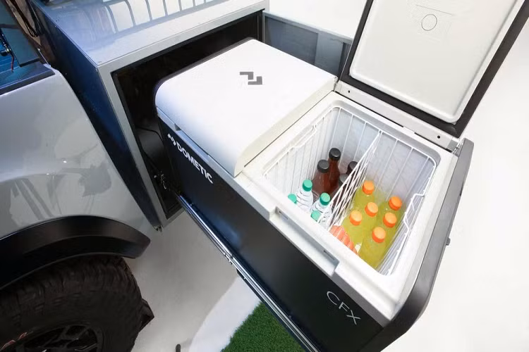 Giúp Toyota TRD Sport Trailer lăn trên mặt đất và vượt qua địa hình là bộ la-zăng TRD Pro bọc trong lốp General Grabber X3 cỡ 285/70/17. Nếu được sản xuất thương mại, Toyota TRD Sport Trailer sẽ kết hợp cũng bán tải Toyota Tacoma tạo ra sản phẩm tuyệt vời.