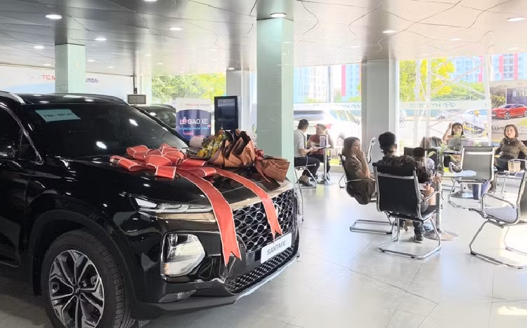 Do xo mua oto truoc khi het giam phi truoc ba