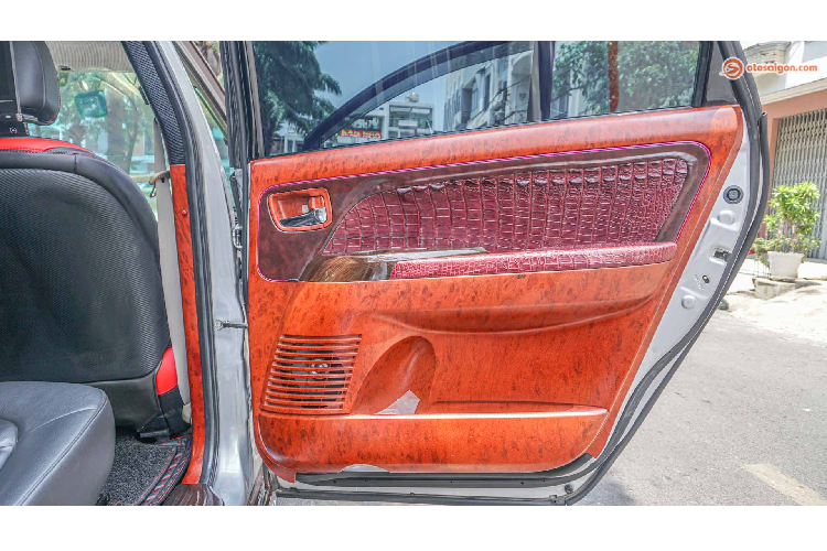 Những món độ khác từng được bác chủ xe nâng cấp có thể kể đến là bộ đền bi xenon, mặt ca lăng mới, một số chi tiết ốp chrome. Đặc biệt khoang máy là bộ phận được chăm chút kỹ nhất trên chiếc xe với hàng loạt chi tiết ốp nhôm và ốp carbon.