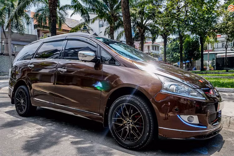 Chủ nhân chiếc xe Mitsubishi Grandis 7 chỗ trong bài là anh Trần Chí Kiên, hiện đang giữ vai trò là Hội trưởng Hội GVC-Grandis Vietnam Club. Nhắc tới bác Kiên, những thành viên khác trong hội không ai là không biết đến chiếc Grandis màu “sô- cô-la” độc nhất Việt Nam này.