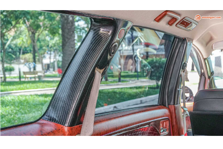 Vô lăng trên xe được thay bằng vô lăng của Pajero Sport bản đặc biệt với họa tiết carbon độc đáo. Đây cũng là món hàng được kha khá người dùng Grandis trang bị nhằm nâng cao thẩm mỹ và các cụm nút bấm điều khiển âm thanh, đầu DVD, Cruise control. Giá của vô lăng carbon của Pajero Sport nhập Thái có giá từ 15 triệu.