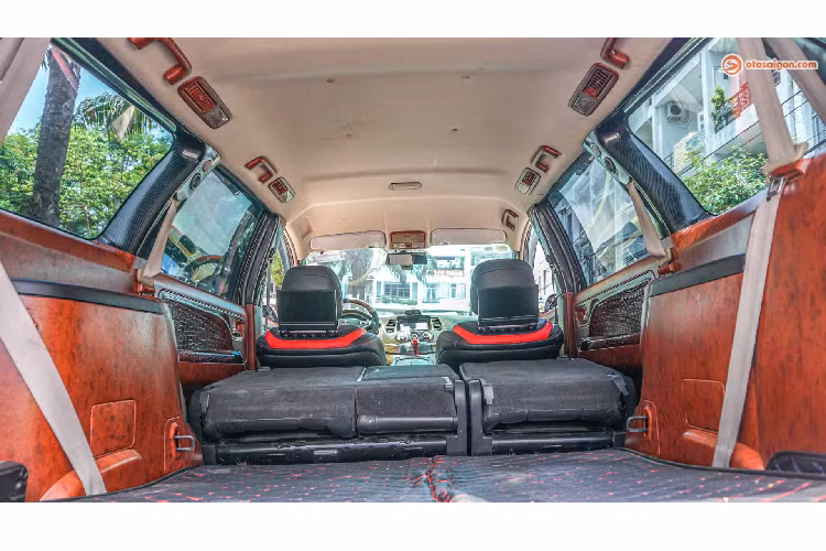 Trước đó, chiếc Mitsubishi Grandis đời cũ của anh Kiên cũng đã được nâng cấp một số chi tiết đáng chú ý khác. Hàng ghế trước của xe được thay bằng cặp ghế chỉnh điện của Lexus. Theo anh Kiên chia sẻ, đa số những chủ xe muốn tìm kiếm sự thoải mái và tiện nghi hơn trên xe, sẽ thay bằng ghế của Lexus 450, 350 hoặc của Audi.