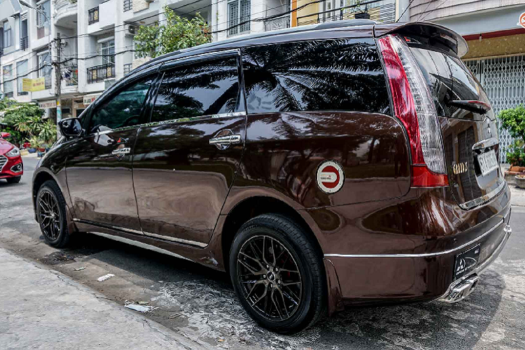 Với những người đã “trót yêu” mẫu xe này như bác Kiên, việc nâng cấp cho chiếc Grandis của mình trở thành một sở thích riêng khó bỏ. Mức giá xe Mitsubishi Grandis cũ khoảng trên dưới 300 triệu đồng tuỳ vào đời, độ mới hay cũ của xe.