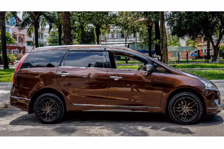 Chất liệu da cá sấu thật được trang trí ở táp pi cửa. Ngoài ra toàn bộ ốp nhựa bên trong buồng lái đều được tháo và sử dụng phương pháp sơn nhúng để đổi sang họa tiết vân giả gỗ. Để tạo thêm điểm nhấn cho nội thất, các cột A, B, C đều được sơn nhúng carbon. Các chi tiết khác như tay vịn, bệ bước chân đều được ốp gỗ tương tự.