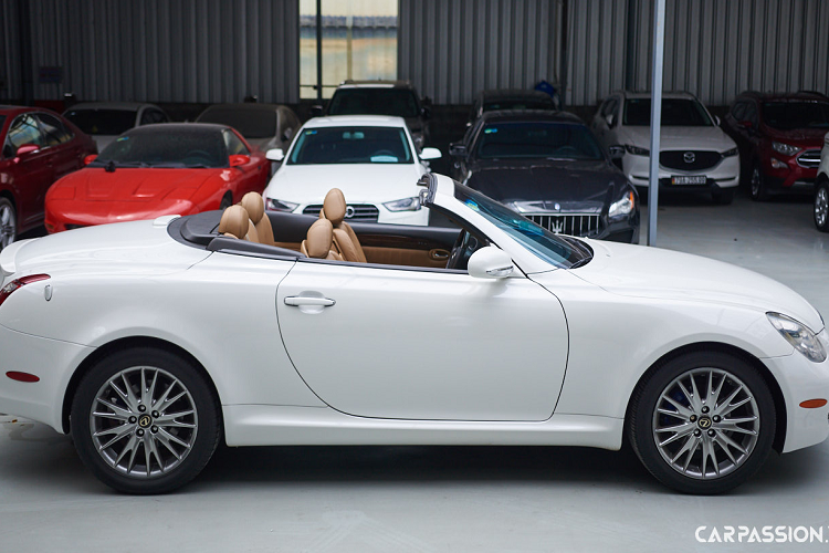 Sau 12 năm sử dụng, chiếc Lexus SC430 đời 2008 này đã đi được hơn 42.000 miles nhưng vẫn được giữ gìn khá tốt.