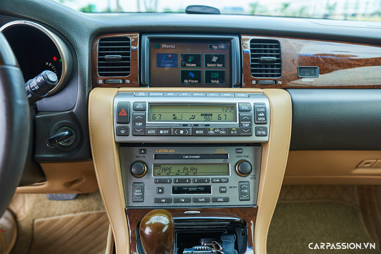 Chiếc Lexus SC430 này thuộc phiên bản nâng cấp của thế hệ SC430 đầu tiên, xe khoác lên mình lớp sơn trắng muốt khá tinh tế, đi kèm với đó là bộ mâm đa chấu thể thao. Tuy đã có tuổi đời hơn 12 năm, các chi tiết kim loại hay chóa đèn ở ngoại thất vẫn còn ở tình trạng khá mới. Đuôi xe có sự xuất hiện của cánh gió bắt cố định và ống xả kép bằng kim loại.