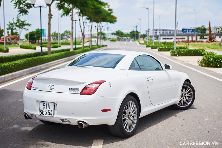Không chỉ có giá bán cao ngất ngưỡng tại thời điểm được nhập khẩu về Việt Nam, mẫu xe sang Lexus SC430 gây ấn tượng với thiết kế mang đậm phong cách châu Âu, không quá khó hiểu khi trong giai đoạn phát triển mẫu xe mui trần này, các kĩ sư người Nhật đã kết hợp cùng với những nhà thiết kế đến từ “lục địa già” của chính Lexus để tạo ra một cái nhìn cảm xúc nhất cho SC430.