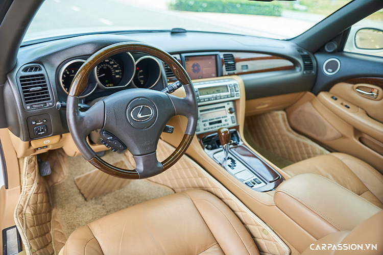 Khác với những mẫu xe mui trần lúc bấy giờ khi sử dụng mui vải, Lexus trang bị cho SC430 mui xếp cứng với ưu điểm hạn chế tiếng ồn từ bên ngoài vào trong khoang lái. Mui xếp trên xe có thể đóng/mở chỉ trong vòng 25 giây.