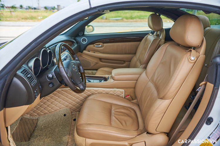 Tiến vào bên trong, nội thất của xe gây ấn tượng nhờ sự sang trọng, ghế ngồi được bọc da cao cấp kết hợp cùng các chi tiết được ốp gỗ như táp-pi cửa, vô-lăng, bảng táp-lô, cần số,… Lexus SC430 được trang bị hai ghế trước chỉnh điện 10 hướng, tích hợp chức năng sưởi ấm và nhớ ghế. Trong khi đó, hàng ghế phía sau chỉ thích hợp dành cho trẻ em hoặc dùng làm khu vực để hành lý.