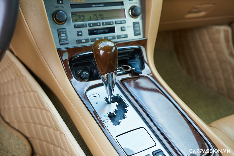 Chiếc xe thể thao 2 cửa đến từ Nhật Bản sử dụng động cơ V8 hút khí tự nhiên, có dung tích 4.3 lít, sản sinh công suất tối đa 288 mã lực tại vòng tua máy 5.400 vòng/phút và mô men xoắn cực đại 430 Nm tại 3.400 vòng/phút. Nhờ được trang bị hộp số tự động 6 cấp Sequential-Shift, Lexus SC430 có thể tăng tốc từ 0-100 km/h chỉ trong 5,8 giây.