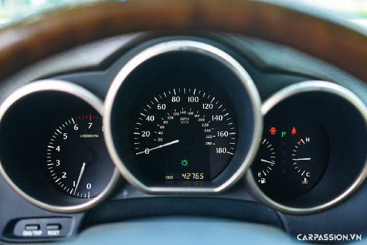 Màn hình cảm ứng được dấu sau bảng táp-lô ốp gỗ. Hệ thống giải trí trên xe bao gồm dàn âm thanh 9 loa Mark Levinson, kết nối iPod/USB, đầu DVD 6 đĩa và đầu cát sét, đây đều là những trang bị hàng đầu lúc bấy giờ được Lexus bổ sung cho mẫu xe mui trần 12 năm tuổi