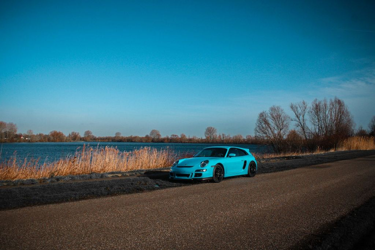 Cụ thể hơn, phần đầu xe (bao gồm hệ thống đèn pha) được lấy từ chiếc 911 GT3 thế hệ 997, cửa sổ bên được lấy từ mẫu Porsche 996 trong khi phần đuôi, bao gồm đèn hậu và cản sau có nguồn gốc từ thế hệ 991.