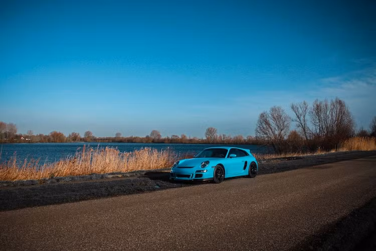 Cụ thể hơn, phần đầu xe (bao gồm hệ thống đèn pha) được lấy từ chiếc 911 GT3 thế hệ 997, cửa sổ bên được lấy từ mẫu Porsche 996 trong khi phần đuôi, bao gồm đèn hậu và cản sau có nguồn gốc từ thế hệ 991.