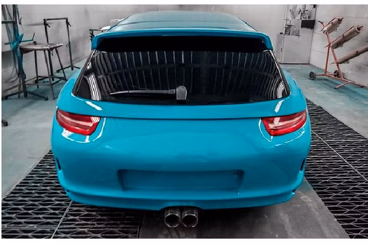 Trên thực tế, đây không chỉ đơn thuần là chiếc Porsche 986 Boxster 2020 mới bởi lẽ nhà độ đã sử dụng các bộ phận hay linh kiện từ một số model Porsche khác để hoàn thành sản phẩm này.