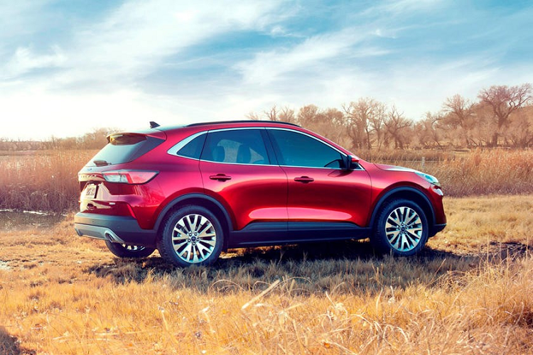 Được gọi bằng tên mã CX430, Ford Escape 7 chỗ sẽ được phát triển dựa trên cơ sở gầm bệ C2 tương tự bản 5 chỗ thông thường và Ford Bronco Sport mới ra mắt. Vì sở hữu chiều dài cơ sở lớn hơn bản 5 chỗ nên Ford Escape 7 chỗ sẽ có một số thay đổi ở thiết kế ngoại thất. Một trong những thay đổi đó là phần nóc thông thường chứ không dốc về phía sau như bản 5 chỗ.